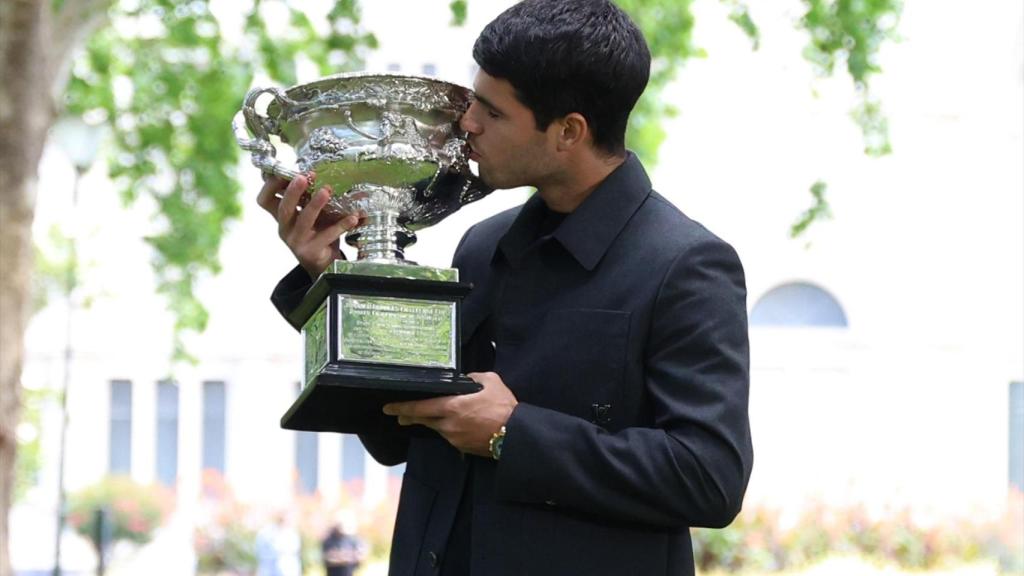 Carlos Alcaraz, con el trofeo del Open de Australia 2026