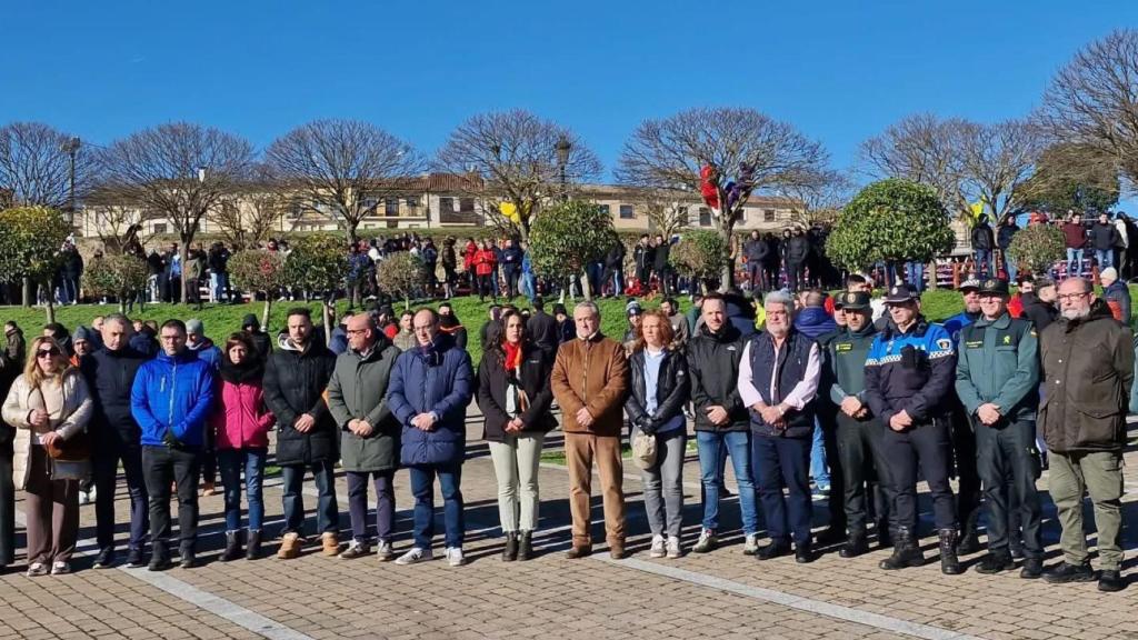 Minuto de silencio en Ciudad Rodrigo en memoria del carnavalero fallecido en la capea nocturna