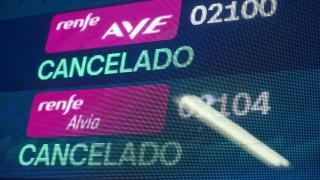 Una pantalla informativa muestra dos trenes cancelados. Jesús Hellín / EP