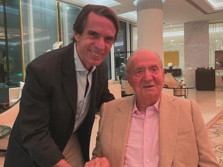 La foto que el expresidente José María Aznar difundió el pasado 14 de febrero, con el Rey Juan Carlos I en Abu Dabi.