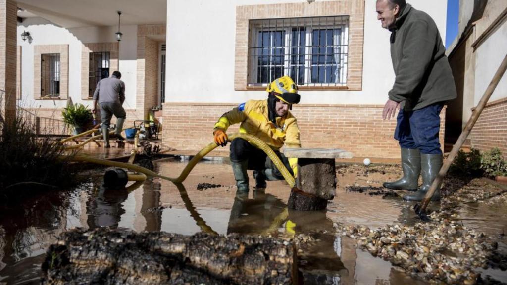 Un empleado del Infocam succionando agua en El Robledo este sábado.