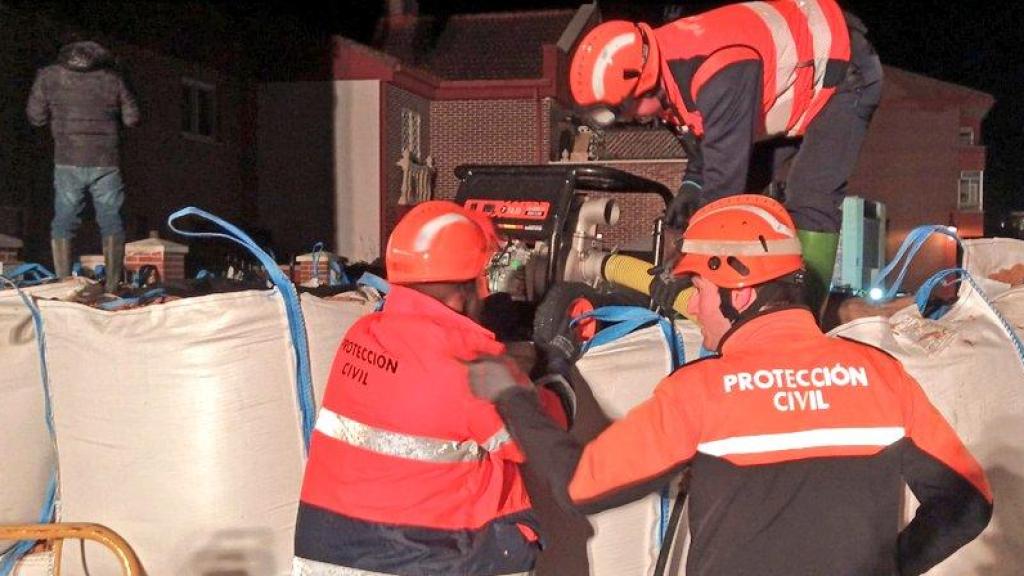 Equipos Autobomba y ayudado al achique y contención dentro de las viviendas en Viana de Cega