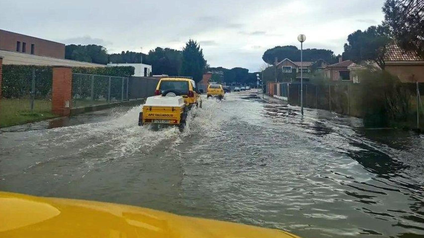 La lucha desesperada de Aldeamayor de San Martín contra el agua para salvar las viviendas