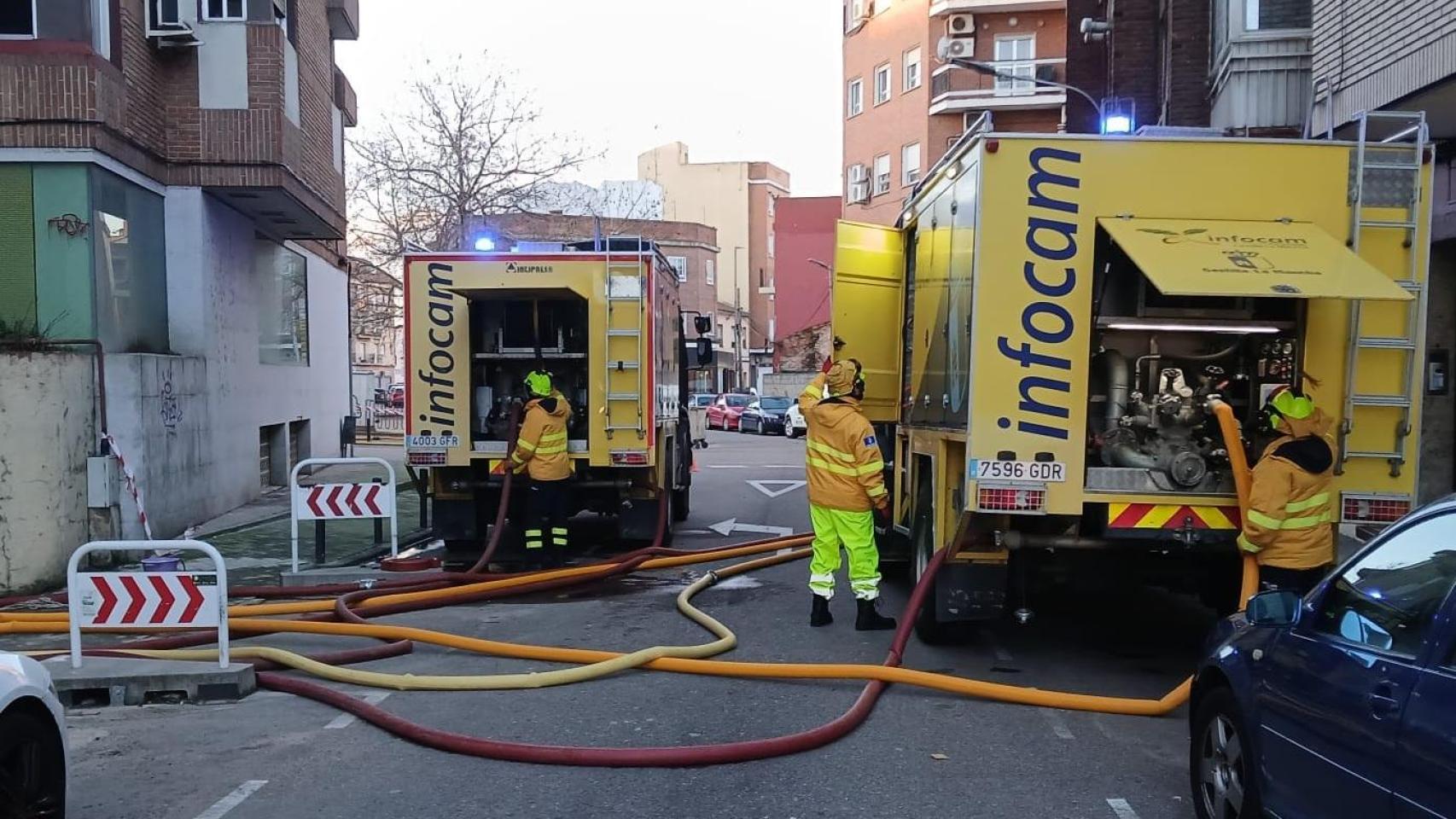 Trabajadores del INFOCAM achicando agua en Talavera de la Reina.