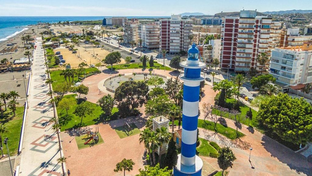 Imagen de archivo del paseo marítimo de Torre del Mar.