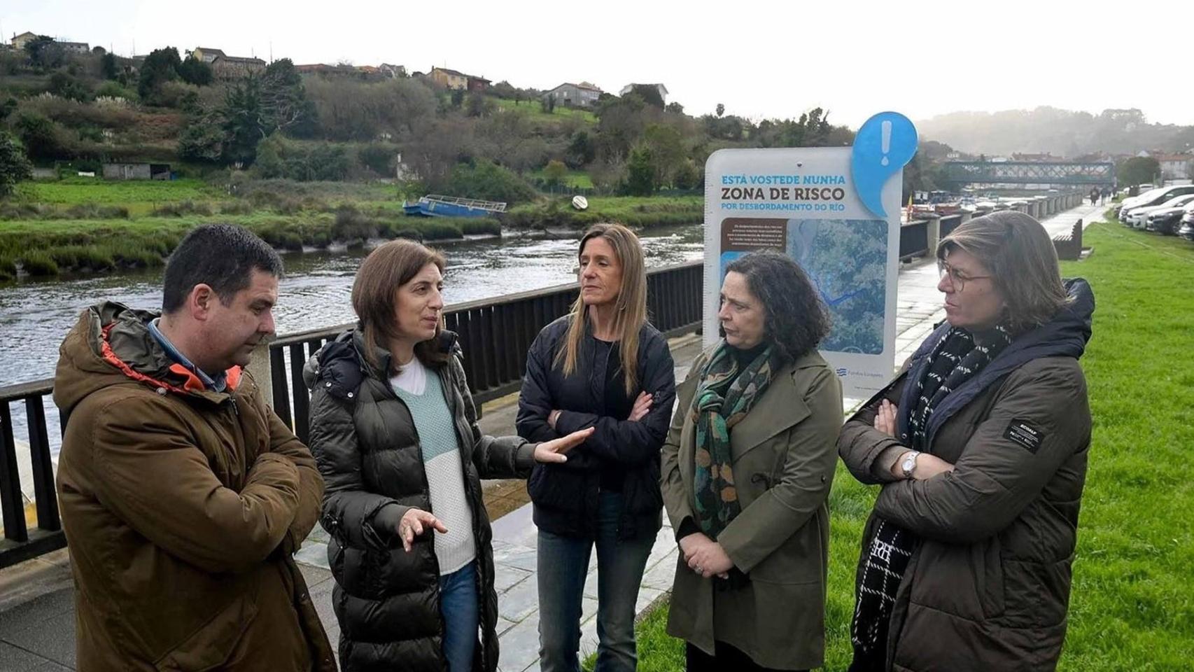 La conselleira de Medio Ambiente, Ángeles Vázquez, visita Betanzos (A Coruña) para anunciar los paneles informativos que alertarán de los peligros en áreas de riesgo de inundación de 41 ayuntamientos