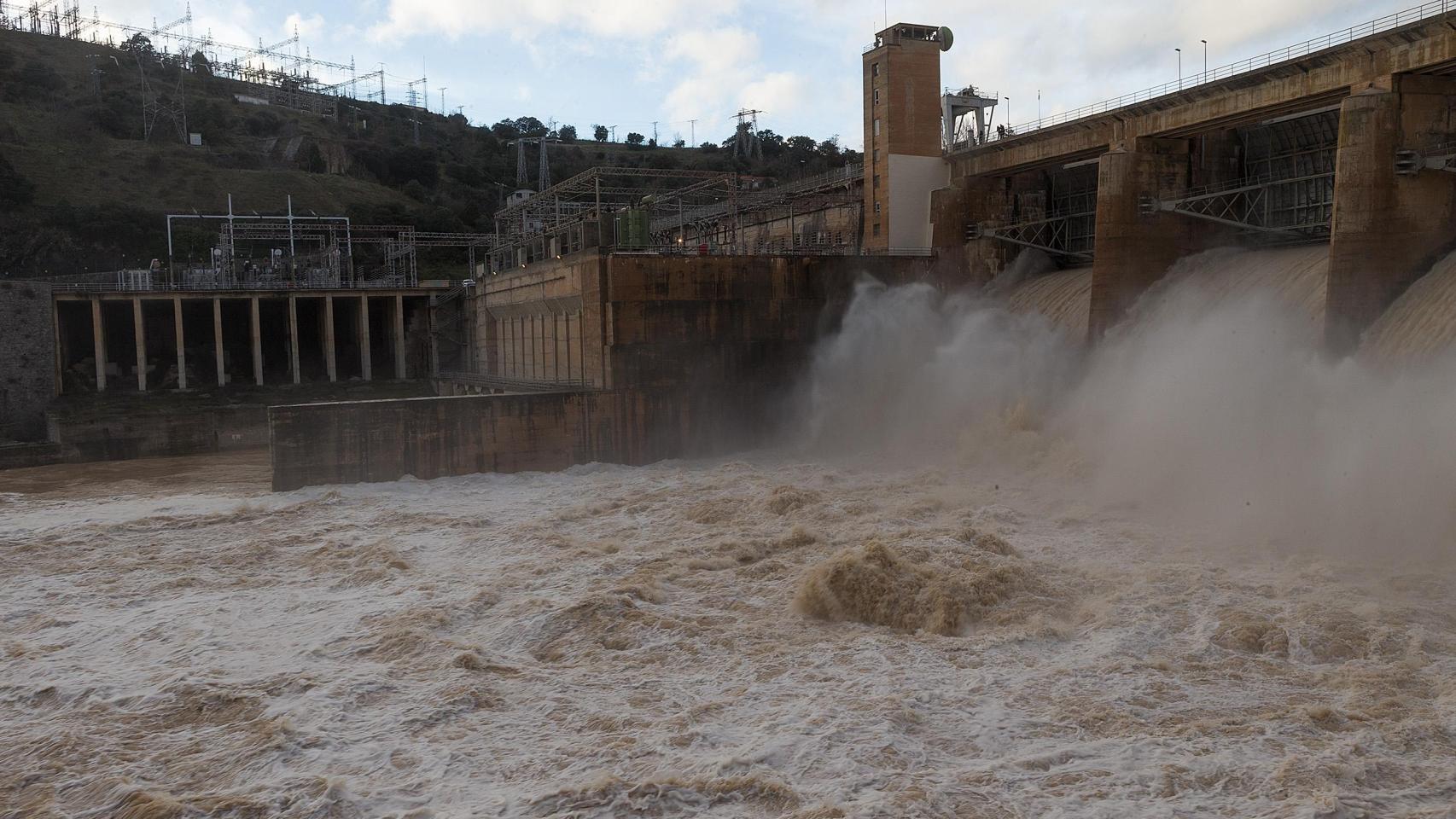 Desembalse de agua ayer en el embalse de Villalcampo (Zamora)