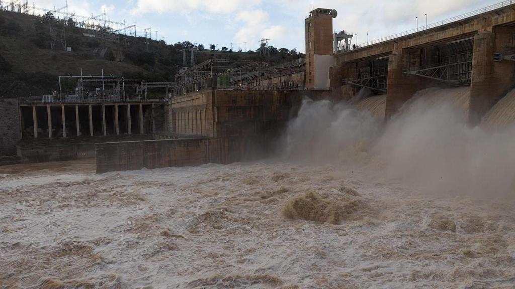 Desembalse de agua ayer en el embalse de Villalcampo (Zamora)