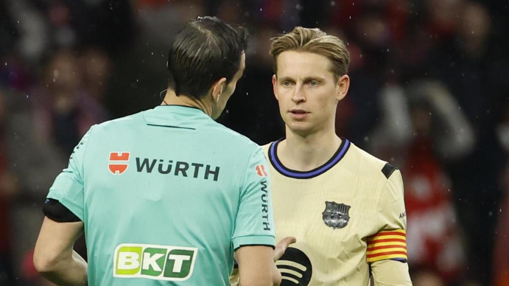 Frenkie de Jong protesta a Martínez Munuera durante el partido contra el Atlético