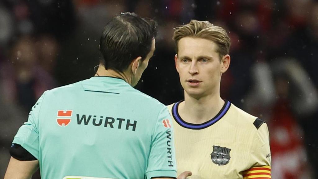 Frenkie de Jong protesta a Martínez Munuera durante el partido contra el Atlético