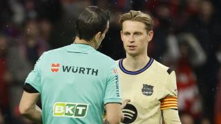 Frenkie de Jong protesta contra Martínez Munuera durante el partido contra el Atlético