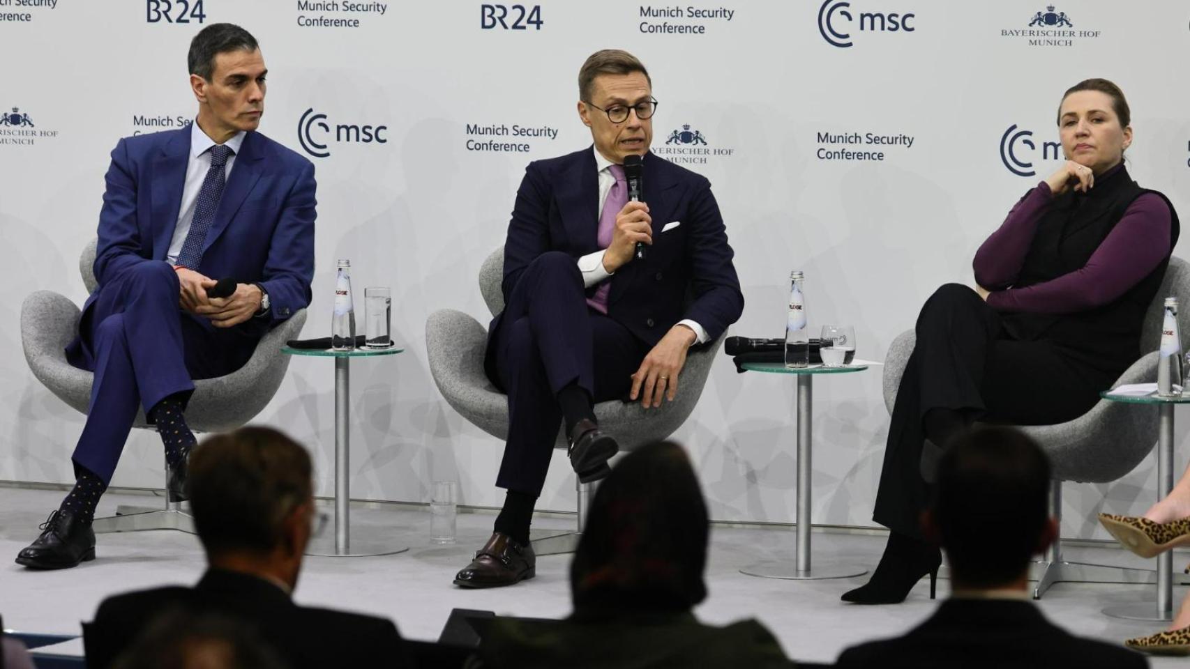 Pedro Sánchez este sábado en la Conferencia de Seguridad de Munich, junto al presidente de Finlandia Alexander Stubb y la primera ministra de Dinamarca, Mette Frederiksen.