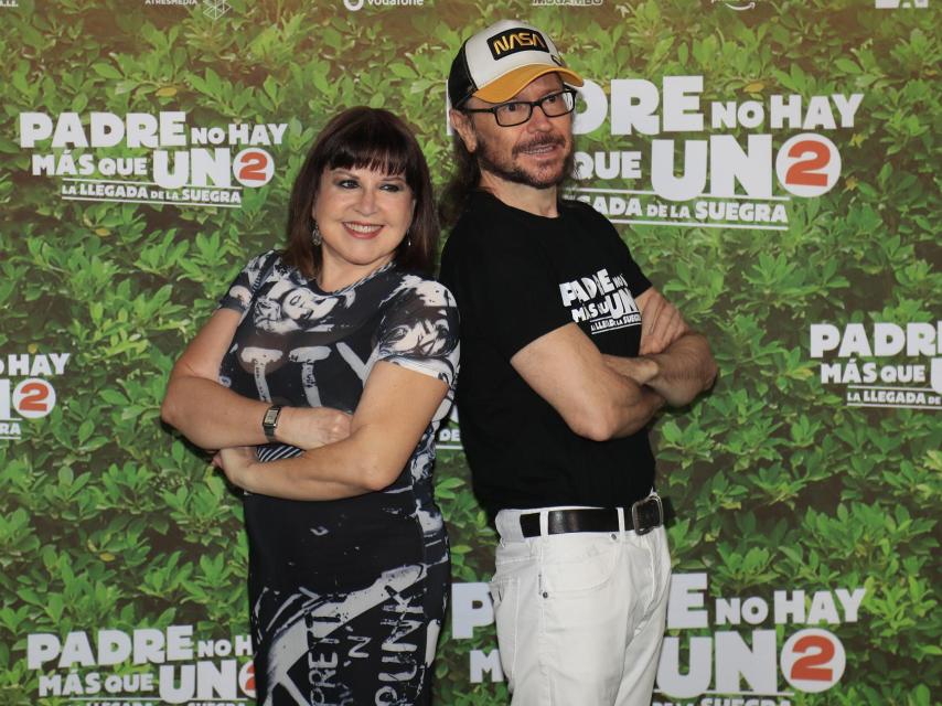 Loles León, junto a Santiago Segura, en un acto promocional de la película 'Padre No hay más que uno 2: La llegada de la suegra', en 2020.