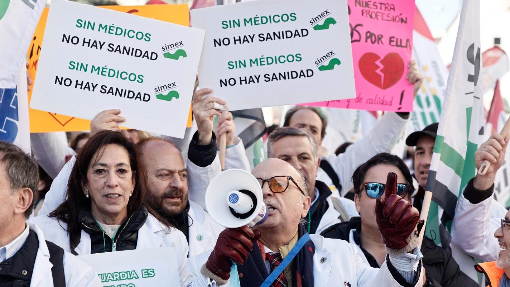 Miles de médicos exigen en toda España la dimisión de Mónica García y advierten de próximas semanas de huelgas
