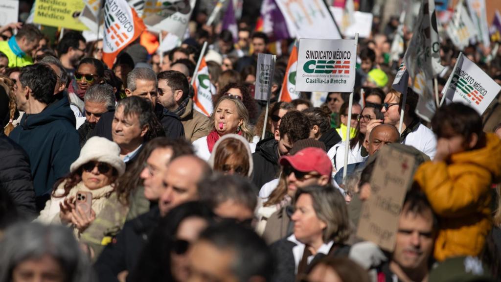 Varias personas durante la manifestación contra el Estatuto Marco del Ministerio de Sanidad