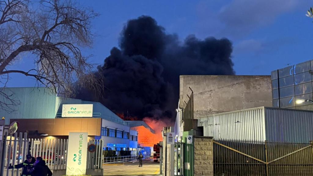 El humo negro del incendio se ve desde prácticamente toda la ciudad.