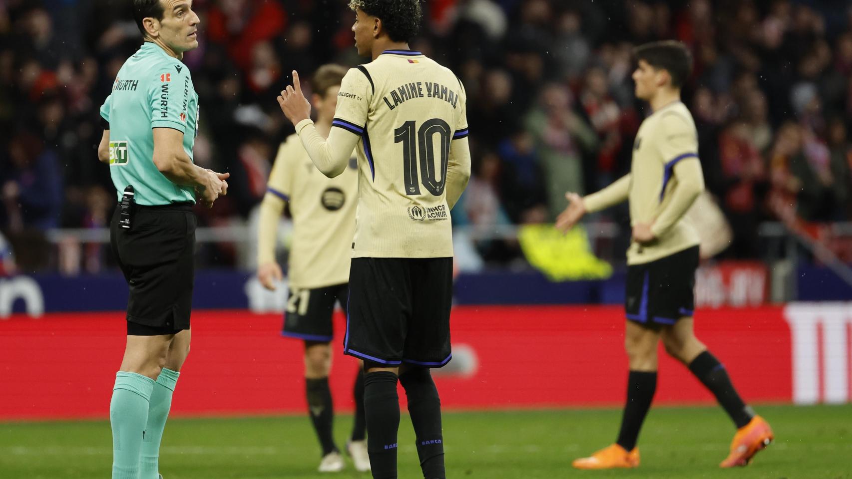 Lamine Yamal discute con Martínez Munuera en el partido del Metropolitano.