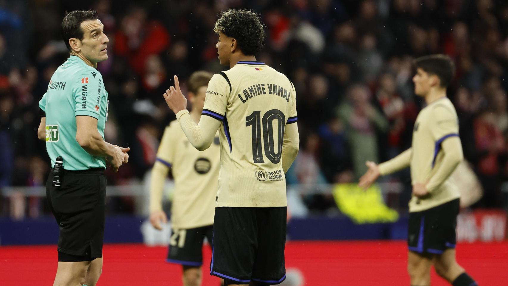 Lamine Yamal discute con Martínez Munuera en el partido del Metropolitano.