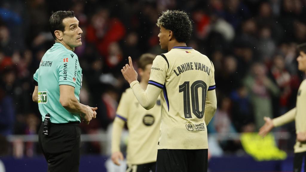 Lamine Yamal discute con Martínez Munuera en el partido del Metropolitano.