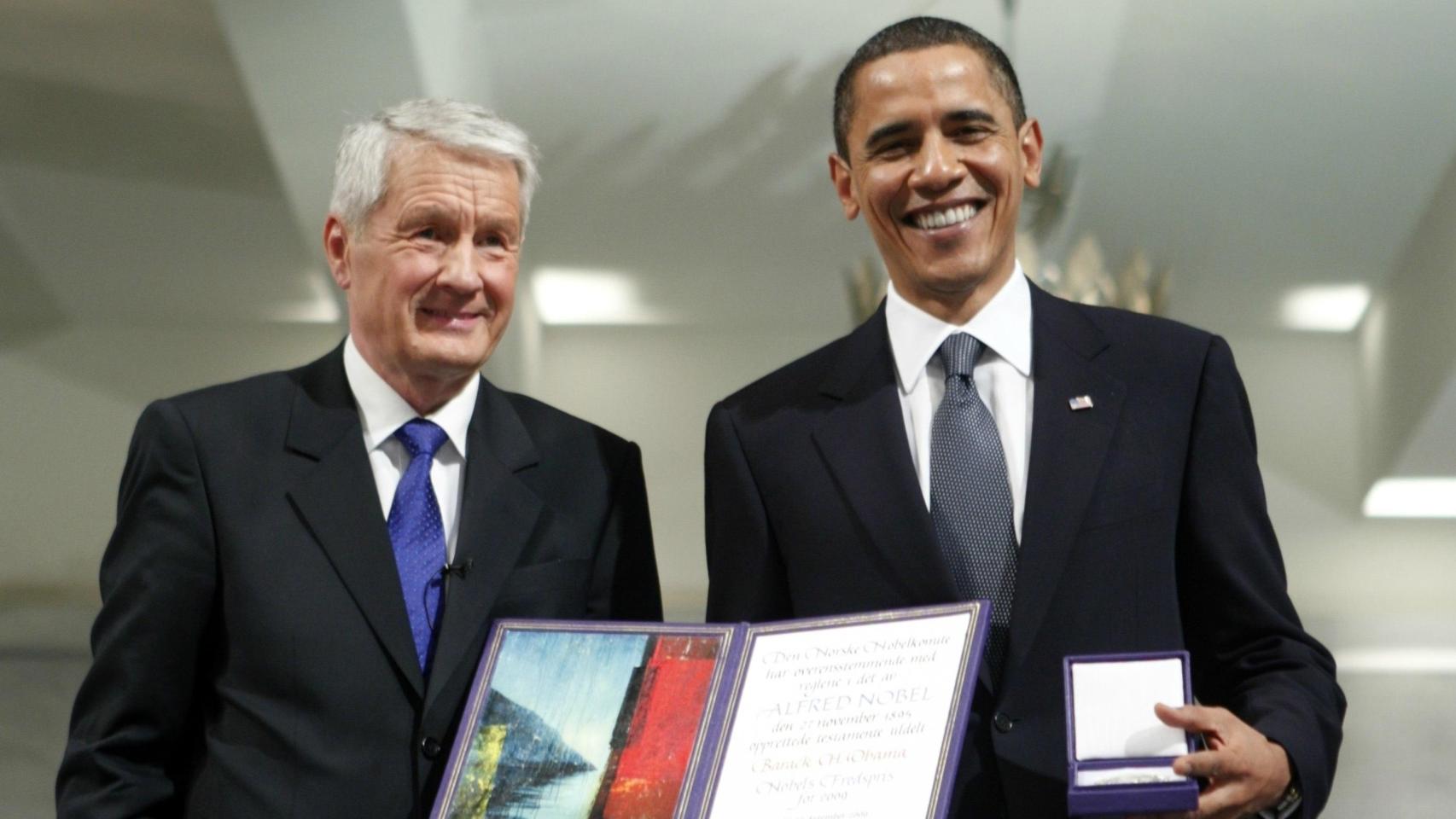 El ex primer ministro noruego, Thorbjørn Jagland, entrega el Premio Nobel de la Paz al expresidente de EEUU, Barack Obama.