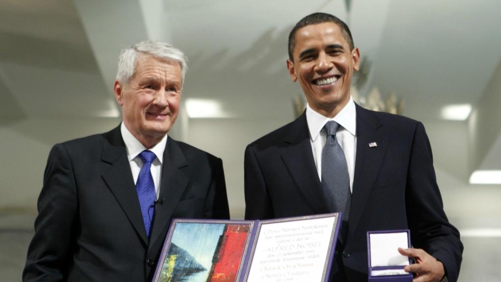 El ex primer ministro noruego, Thorbjørn Jagland, entrega el Premio Nobel de la Paz al expresidente de EEUU, Barack Obama.