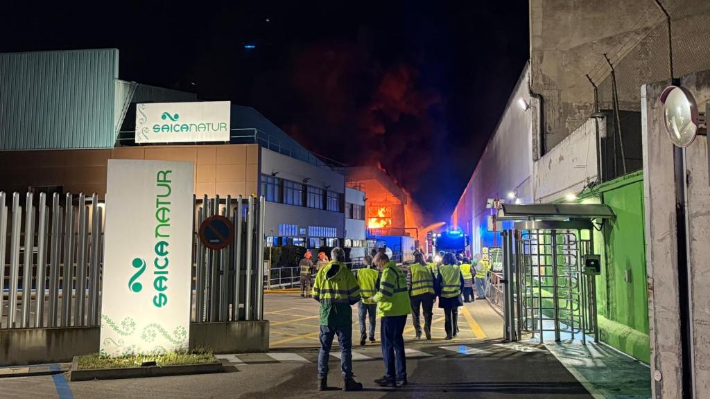 Los Bomberos trabajan en la extinción.