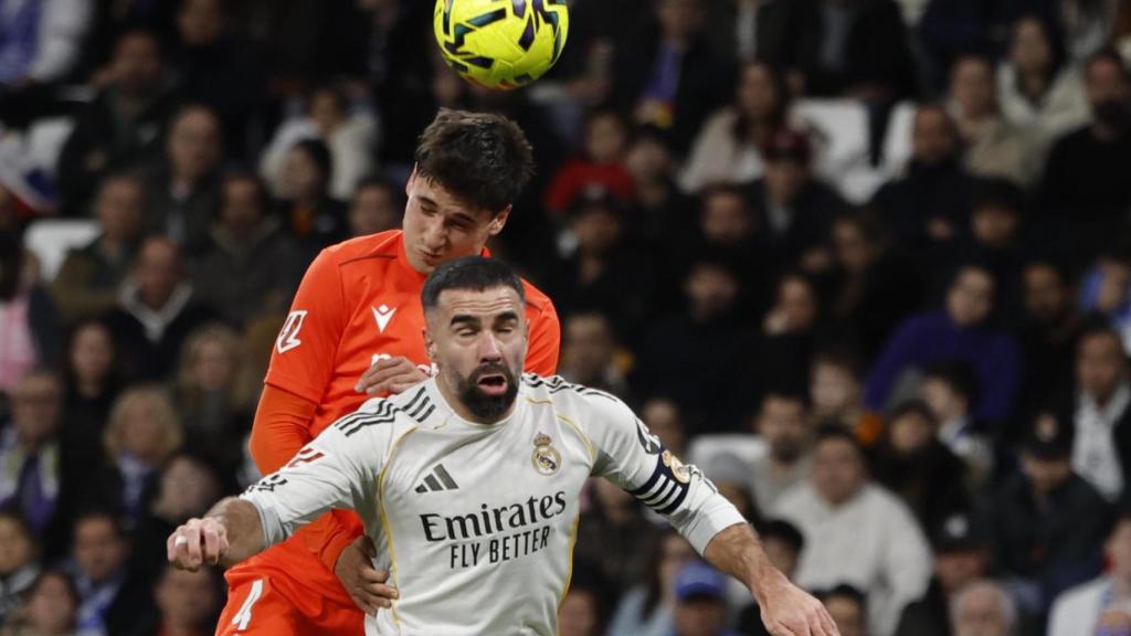 Carvajal, peleando un balón aéreo durante el Real Madrid - Real Sociedad