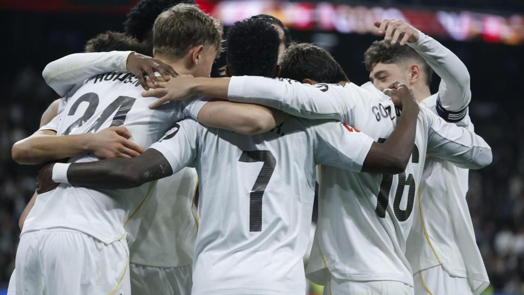 Piña de los jugadores del Real Madrid tras uno de los goles contra la Real Sociedad