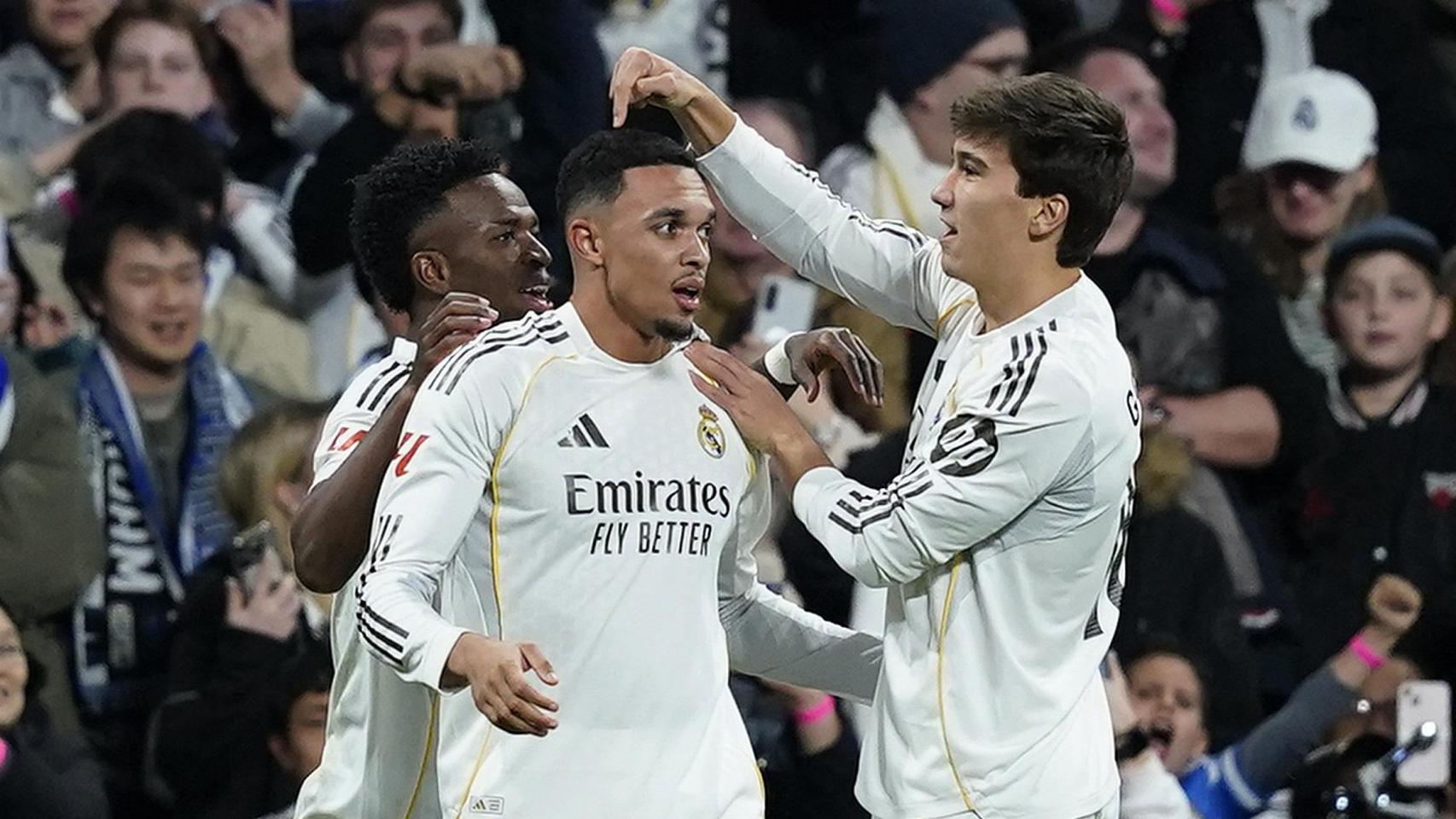 Gonzalo señala a Trent para reconocer la asistencia del inglés en el primer gol ante la Real Sociedad.