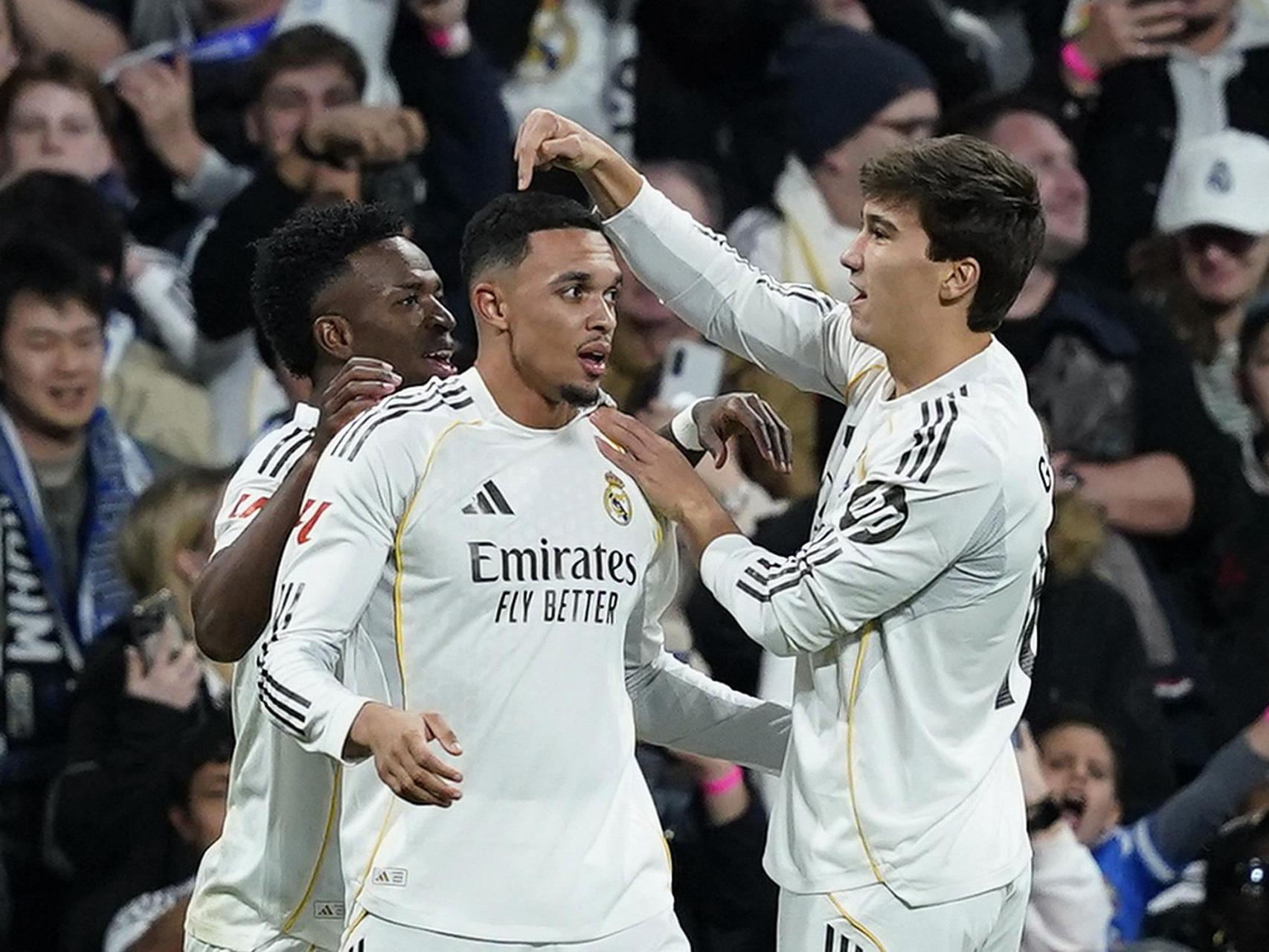 Gonzalo señala a Trent para reconocer la asistencia del inglés en el primer gol ante la Real Sociedad.