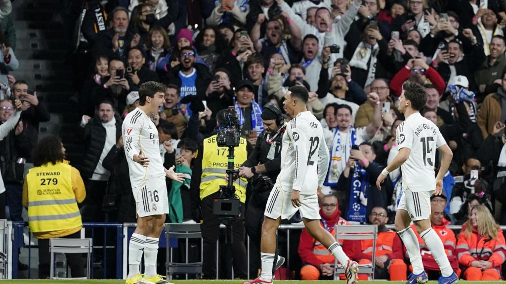 Trent y Gonzalo celebran el primer gol ante la Real Sociedad.