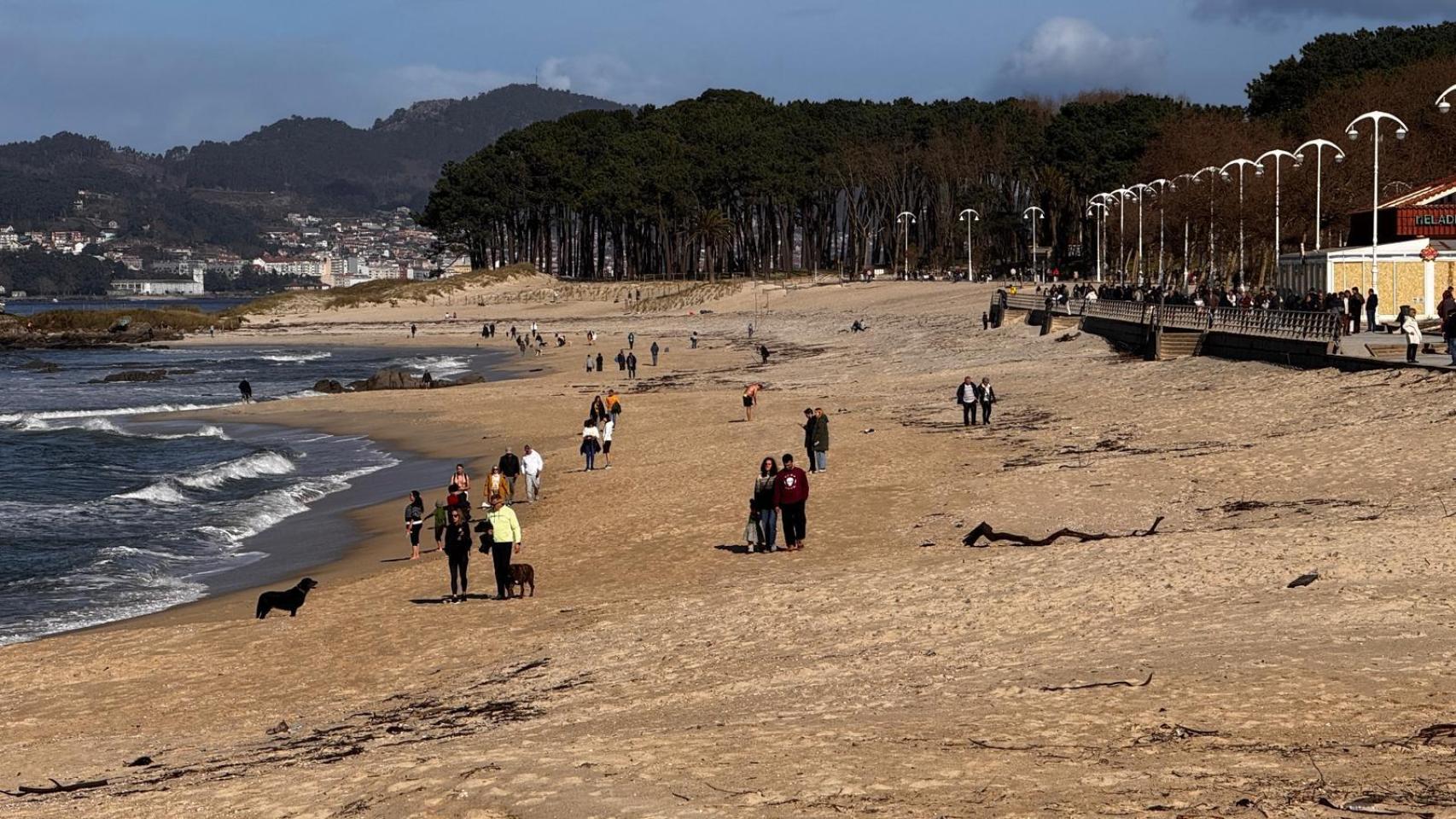 Samil disfruta del sol este 14 de febrero de 2026.