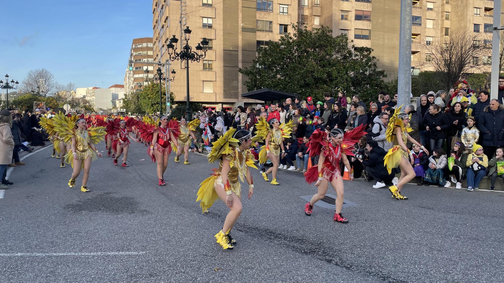Arranca el desfile del Entroido de Vigo: Las comparsas brillan en una tarde colorida