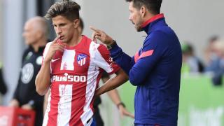 El 'Cholo' Simeone da instrucciones a su hijo Giuliano.