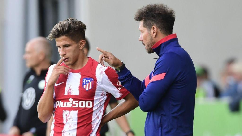 El 'Cholo' Simeone da instrucciones a su hijo Giuliano.