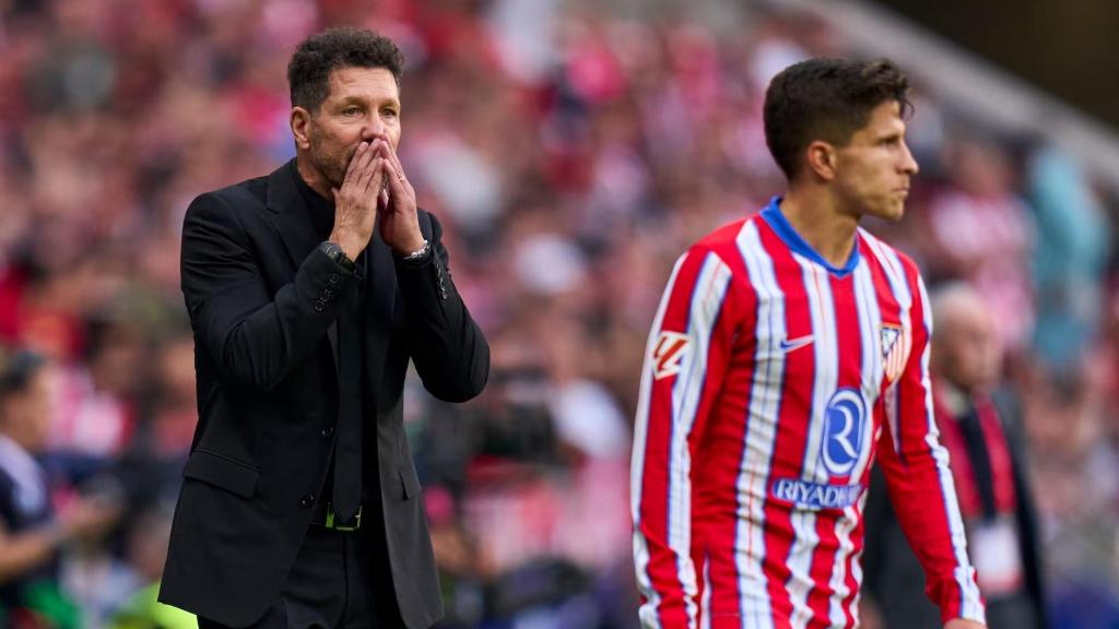 Simeone da instrucciones a su hijo Giuliano durante un partido.