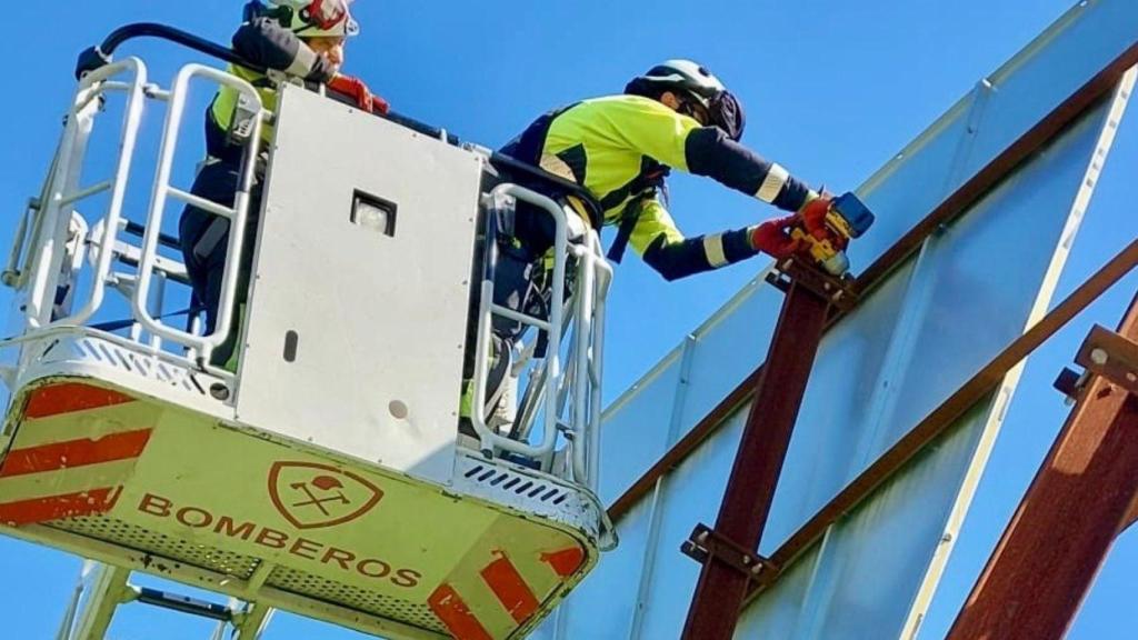 Imagen de una intervención del Consorcio Provincial de Bomberos de Málaga por el viento.