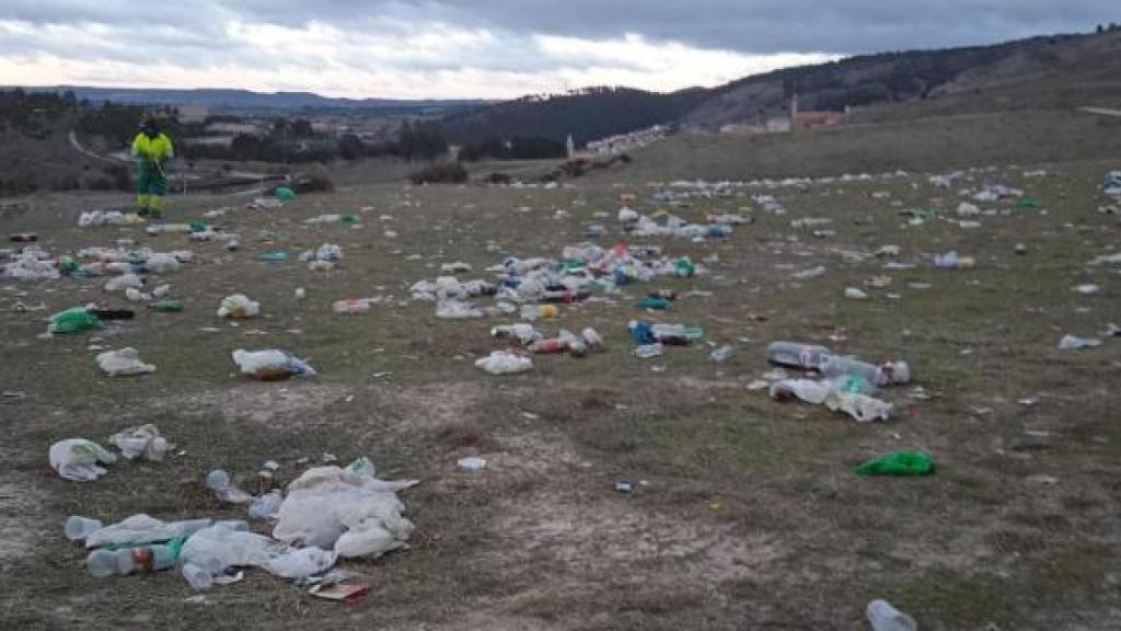 La celebración del Jueves Lardero dejó el Cerro del Socorro, en Cuenca, lleno de basura.