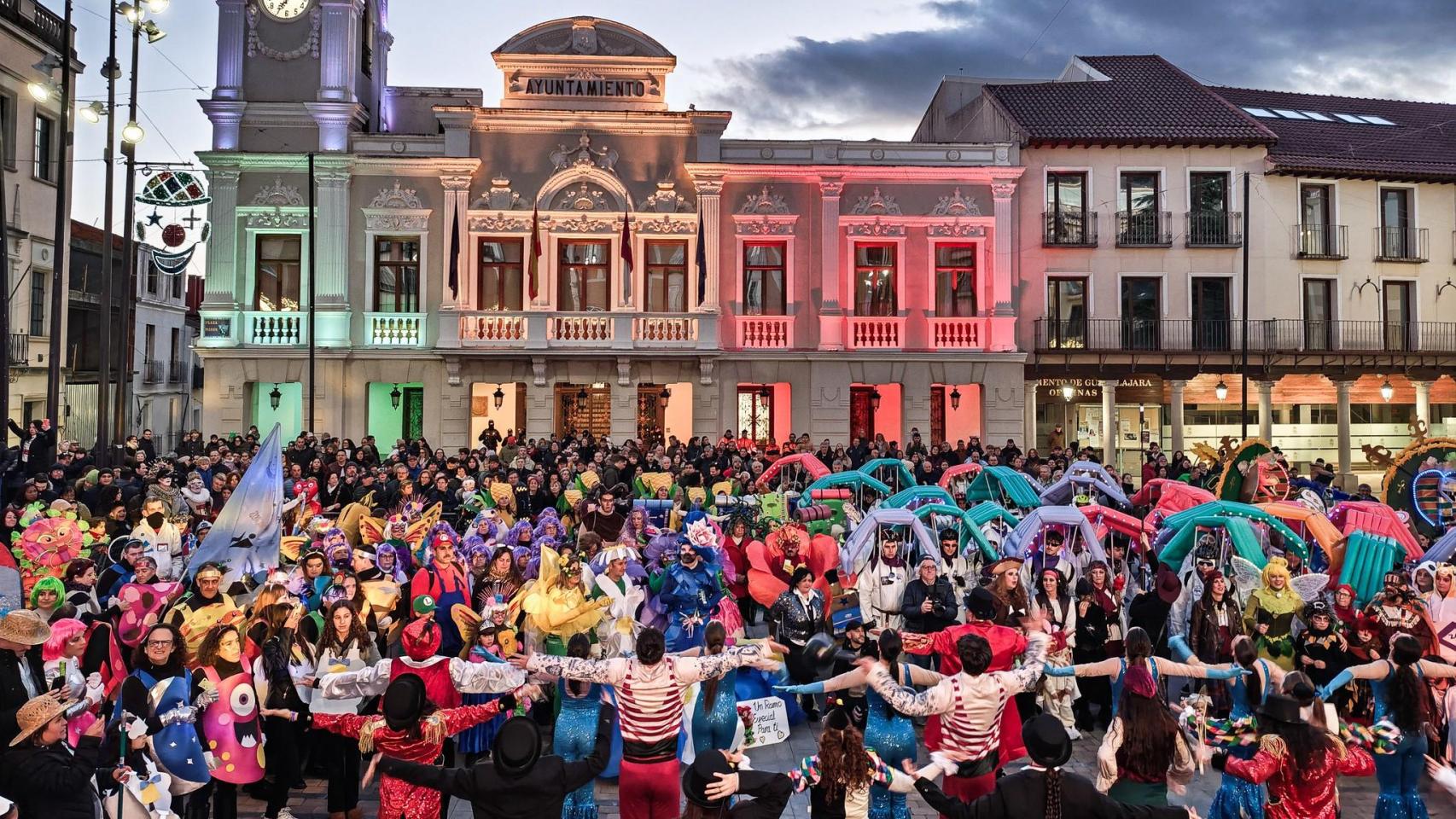 El viento no puede con el Carnaval de Guadalajara, que brilla con fuerza y genera un ambiente excepcional