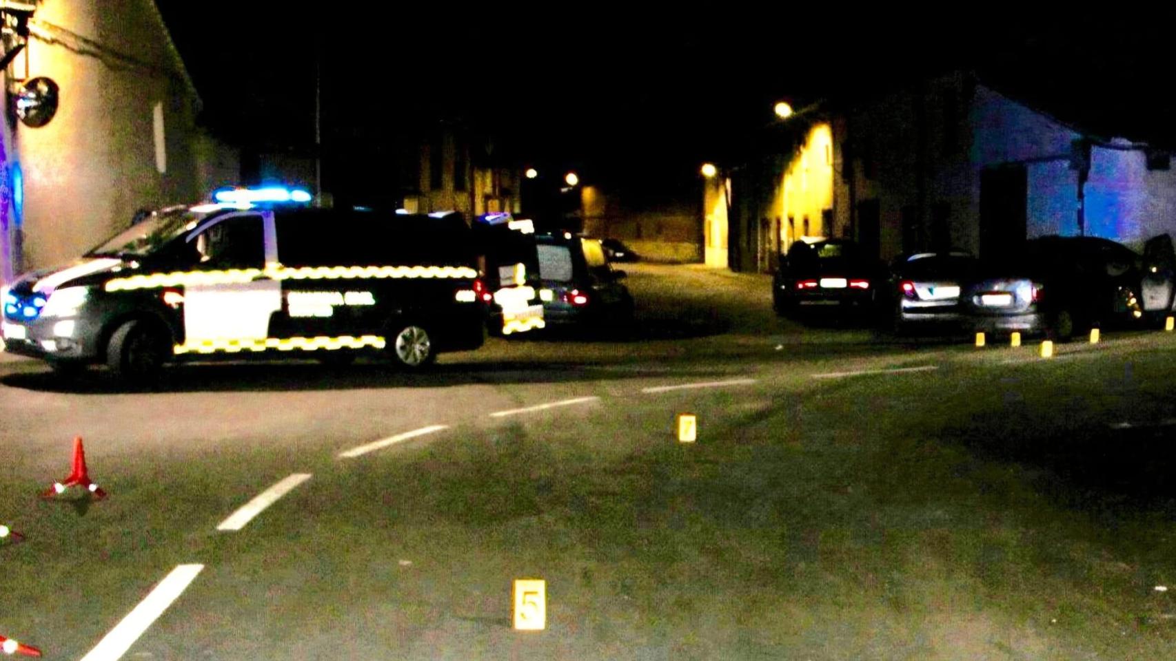 El vehículo se empotró contra una vivienda en la curva