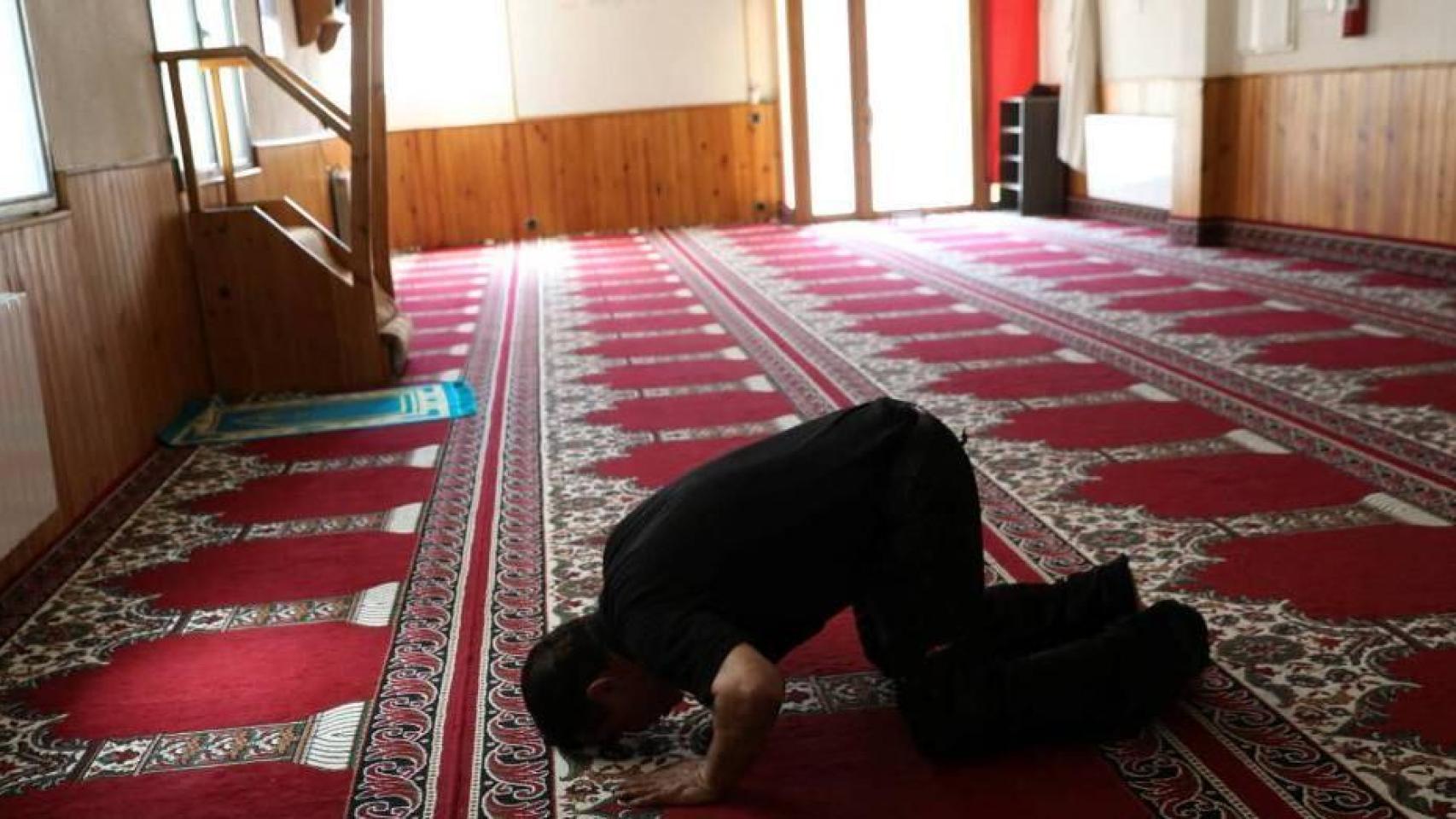 Un hombre reza en la mezquita de Annour, en Ripoll (Gerona), el lugar de culto en el que tuvieron lugar los abusos el pasado sábado 7 de febrero.