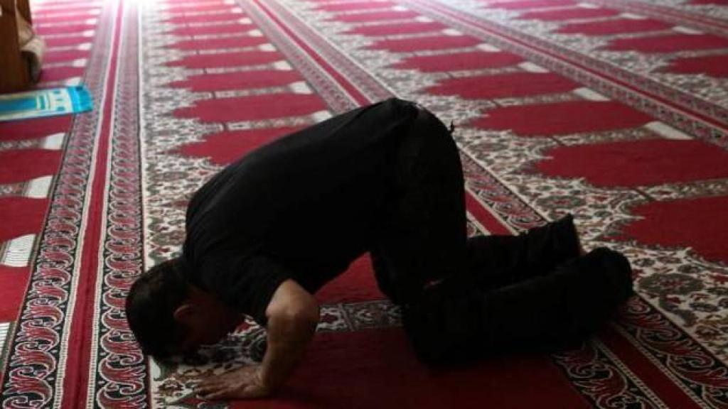 Un hombre reza en la mezquita de Annour, en Ripoll (Gerona), el lugar de culto en el que tuvieron lugar los abusos el pasado sábado 7 de febrero.