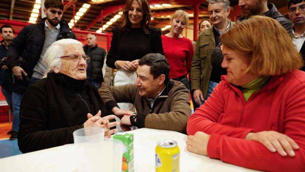 El presidente de la Junta de Andalucía, Juanma Moreno, visita en Ronda (Málaga) a personas que continúan desalojadas de sus viviendas como consecuencia del tren de borrascas.
