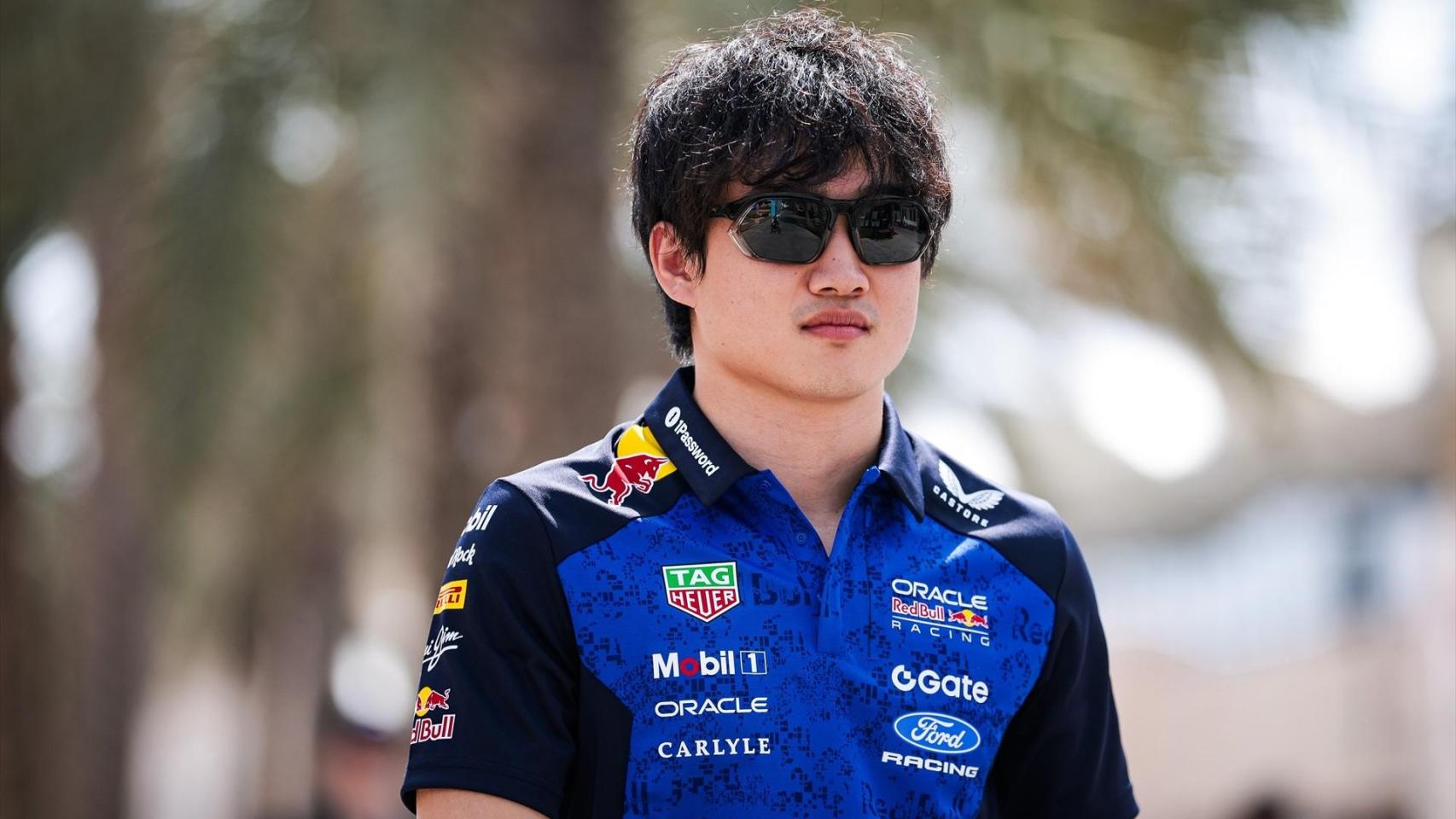 Tsunoda camina por el paddock durante los test de Baréin.