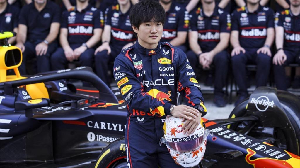 Yuki Tsunoda, en la foto del equipo Red Bull al término de la temporada 2025.