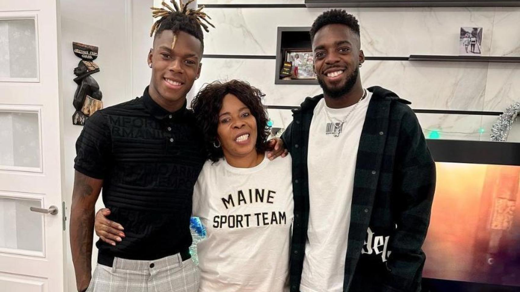 Los hermanos Williams posan con su madre, María Arthuer.