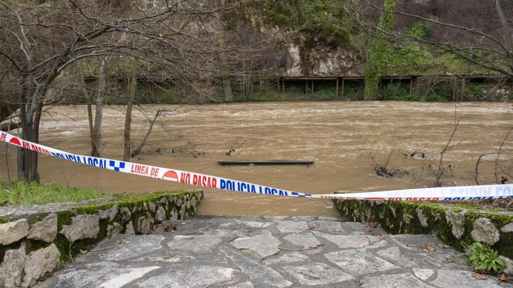 Precinto por el desbordamiento del río Júcar a su paso por Cuenca.