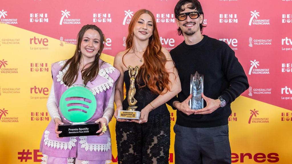 Asha y Tony Grox & LUCYCALYS, con sus premios del Benidorm Fest 2026.
