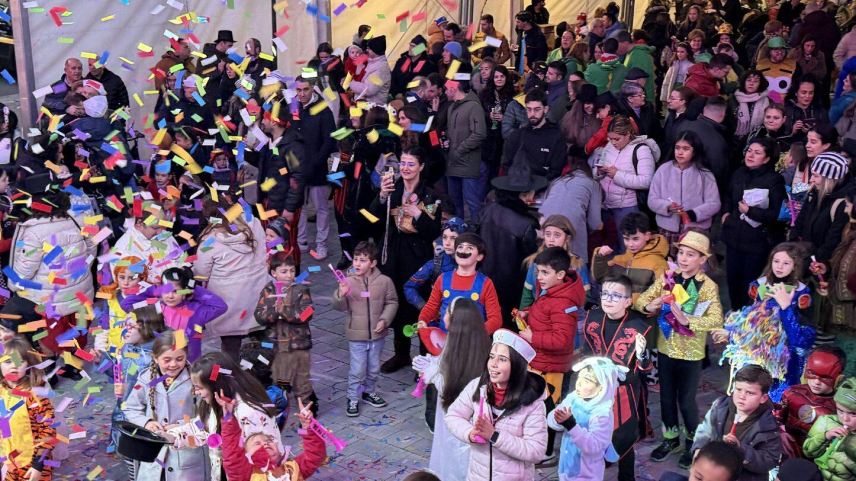 Trompetas, chuches y desfile: Guijuelo llena la carpa en la quinta Trompetada Carnavalesca