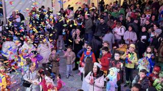 Trompetas, chuches y desfile: Guijuelo llena la carpa en la quinta Trompetada Carnavalesca